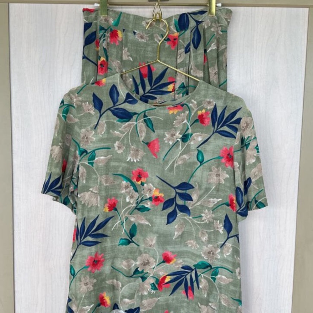 Green/Floral Two Piece VintageTop and Skirt Set Small